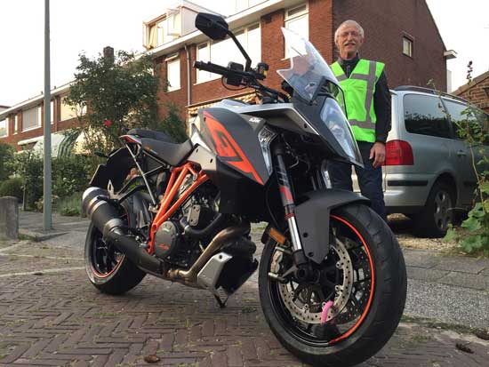 De volgmotor van Rijschool Westerbeek, de KTM 1290 Super Duke GT